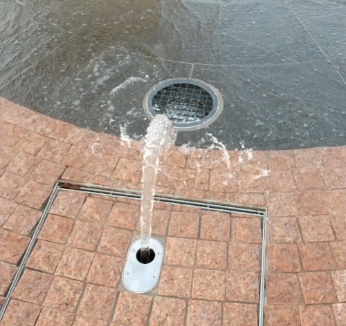 富山県富岩運河環水公園の噴水